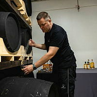 Gardsbrenneriet Jann Vestby tester, foto Gardsbrenneriet.jpg